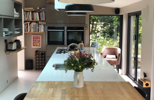 Edenbridge House | Delightful modern 4-bedroom zinc clad house with WiFi in Four Elms, Kent.