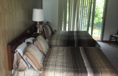 East Durham Hotel | Delightful Motel room in the Mountains East Durham with AC, Dogs Friendly 2 max