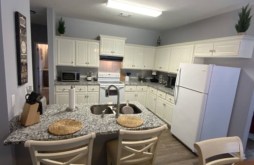 Gracewood House | Delightful patio home in golf course community