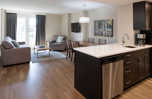Kelowna Central Business District Apartment | Delta Grand 2 Bedroom Condo full kitchen sleeps 6 partial lake view - Renovated