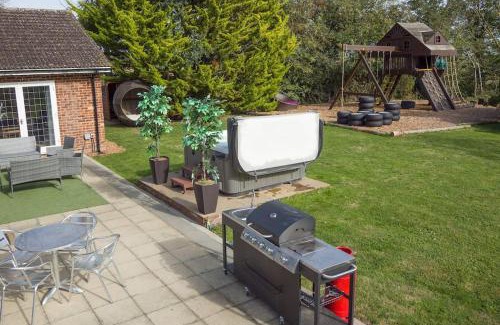 Howlett End House | Deluxe 1 Bed Versace Hot Tub Sky TV Cinema Screen