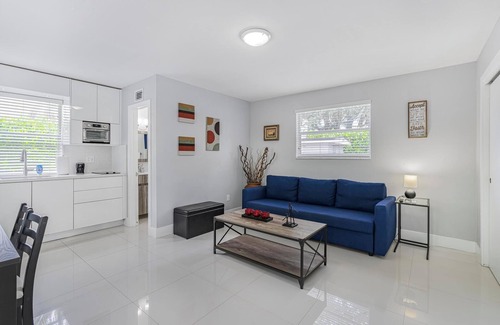 Flagami Apartment | Deluxe 1 bedroom apartment in Miami - King Bed