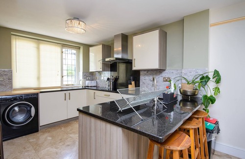 Howlett End House | Deluxe 2/3 Bed, Hot Tub, Sky Tv
