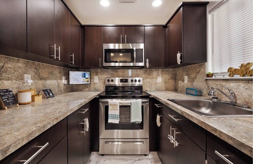 Seybold House | Deluxe 2 BR House w/backyard 10 mins to the beach