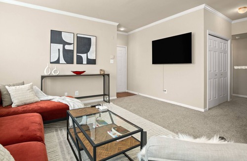 Wells Branch Apartment | Deluxe 2BR Apartment w/ balcony on-site gym & pool