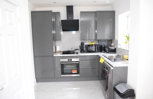 Fryent House | Deluxe 4-bed House Close2 Wembley Stadium