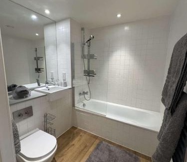 East Acton Apartment | Deluxe Acton apartment