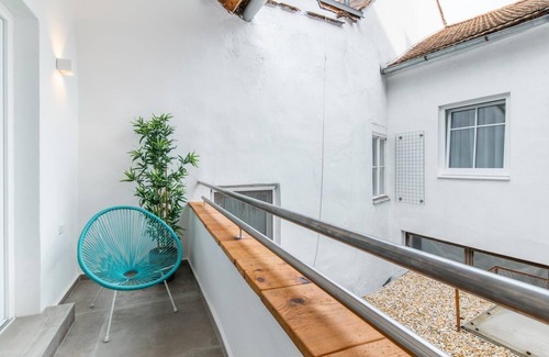 Mautern an der Donau Apartment | Deluxe Apartment with Terrace, Tabletennis and King Bed near DPU