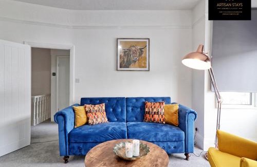 Westcliff-on-Sea Apartment | Deluxe Apartment in Southend-On-Sea by Artisan Stays I Weekly or Monthly Stay Offer I Free Parking I Sleeps 4