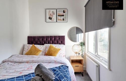 Westcliff-on-Sea Apartment | Deluxe Apartment in Southend-On-Sea by Artisan Stays I Weekly or Monthly Stay Offer I Free Parking I Sleeps 4