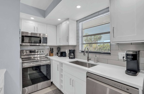 Park Shore Condo | Deluxe Condo - Amazing Views!
