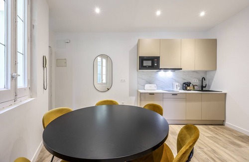 Las Acacias Apartment | Deluxe double bed Glorieta Embajadores (Gl 5I)