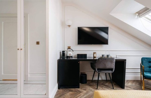 Stare Miasto Apartment | Deluxe duble room with a view of the Old Town