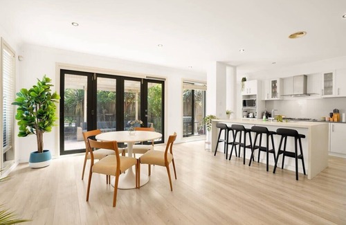 Burwood House | Deluxe Family Montpellier Gardens Estate - Burwood