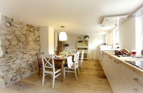 Bubsheim House | Deluxe farmhouse, smokehouse kitchen, tiled stove, bathroom in stable, Whirlpool