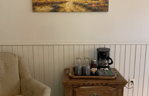 Dahlonega House | Deluxe Guest Room - Barefoot Hills