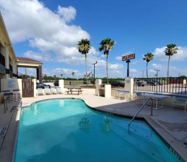 Raymondville Hotel | Deluxe Inn and Suites