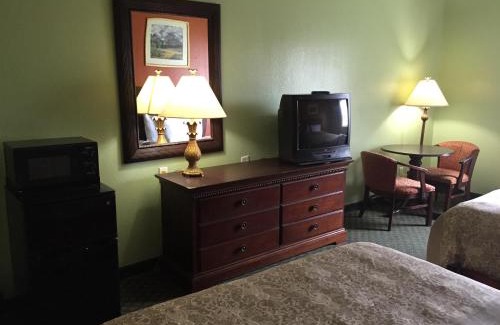 Cameron County Hotel | Deluxe Inn & Suites