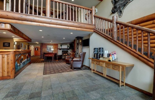 Quincy Hotel | Deluxe King at Stoney Creek Inn Quincy