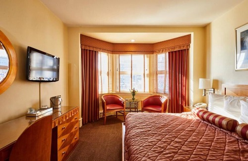 Gayborhood Hotel | Deluxe King Charmer, The Alexander Inn, Historic City Escape