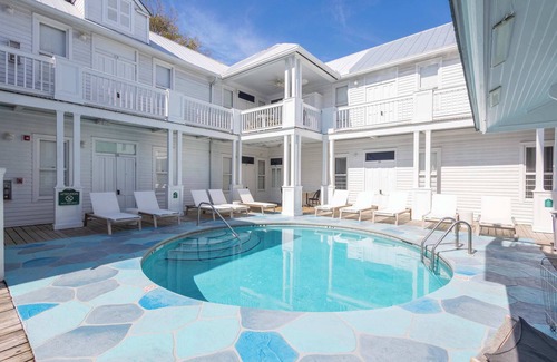 Historic Seaport Apartment | Deluxe King, Pet Friendly & - Curry Mansion Inn