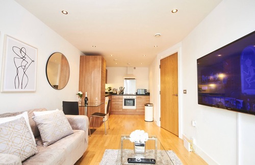 Leeds Apartment | Deluxe Leeds City Apt Balcony View&Free Parking!