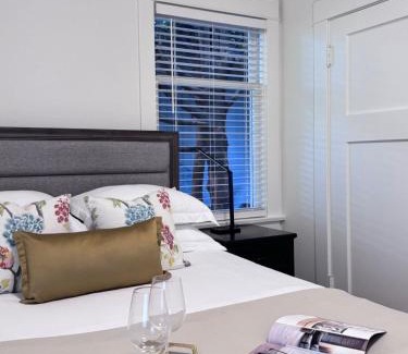 West Side House | Deluxe Master Queen Bedroom with Bathroom in Vancouver West
