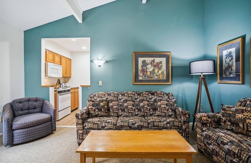 West Bridgewater Hotel | Deluxe One bedroom Queen Suite on the 2nd floor with outdoor heated pool 208