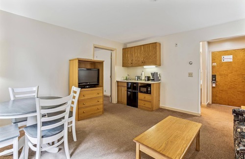 West Bridgewater Hotel | Deluxe one bedroom suite located on 2nd floor with outdoor heated pool 21416