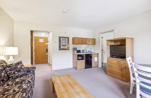 West Bridgewater Hotel | Deluxe one bedroom suite located on 2nd floor with outdoor heated pool 21921