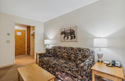 West Bridgewater Hotel | Deluxe one bedroom suite located on first floor with outdoor heated pool 11517