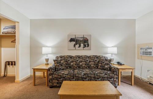 West Bridgewater Hotel | Deluxe one bedroom suite located on first floor with outdoor heated pool 11517