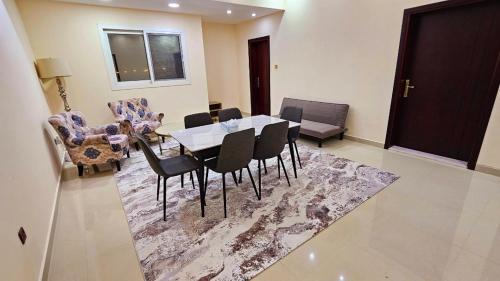 Al Khan House | Deluxe Room with Attached Private Bathroom in Shared Apartment