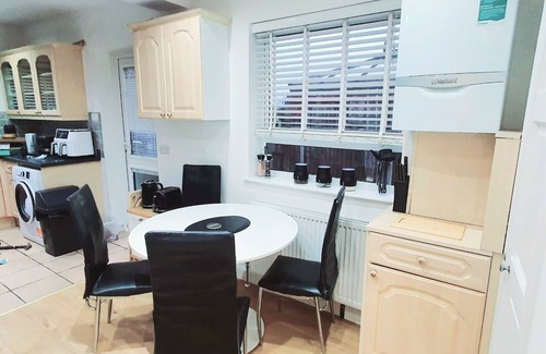 Selsdon and Ballards Apartment | Deluxe Room with Private En Suite in Tranquil South Croydon