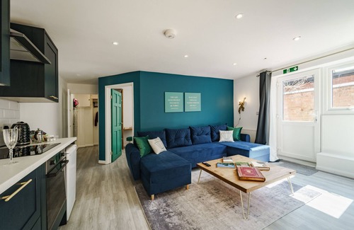 City Centre Apartment | Deluxe studio king bed sofa bed and kitchenette