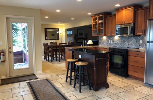 Silver Star Mountain Apartment | Deluxe Suite w/BBQ, Hot Tub, Laundry - Just minutes walking to village