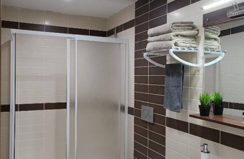 Pendik Apartment | Deluxe Triple Room- 5 min to Airport. 2 min to Shopping Mall.