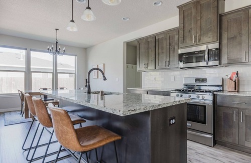 Vancouver House | Deluxe Vancouver 4BR w/free parking, A/C & W/D, by Blueground