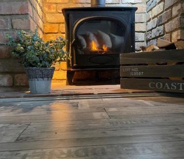 Grimsby Ski Chalet | Den of Joy Humberston Fitties sleeps 6,hot tub,log burner