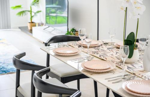 Denham Court Villa | Denham Court 4Br with Central AC & WiFi near Coles