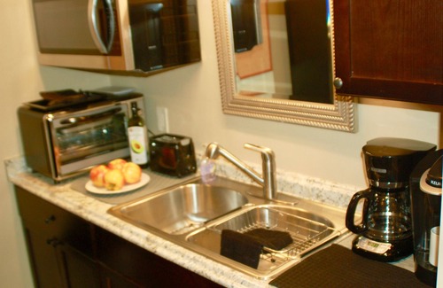 University Hills Apartment | Denver Blue Bear Romantic Spa Getaway: Private 1 BR Apartment with NEW Spa Room