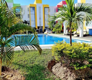 Acapulco Apartment | Departamento En Acapulco Diamante con Alberca, Camastros y Hermosos Jardines