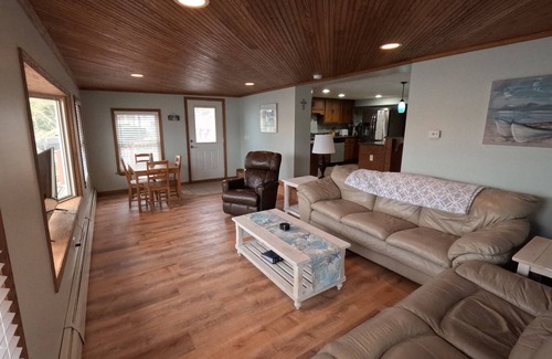 Sidney House | Derby Dreams lake house - private lake frontage!