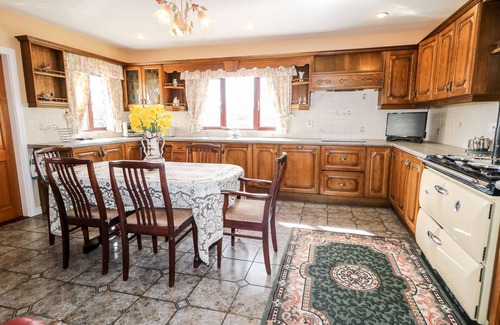 Enniskillen Cottage | DERRIENS FARMHOUSE, pet friendly in Letterbreen, County Fermanagh