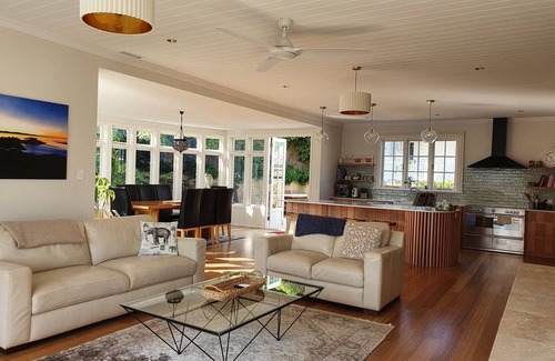 Lindisfarne House | Derwent River Villa - the ultimate beach hotel, Hobart