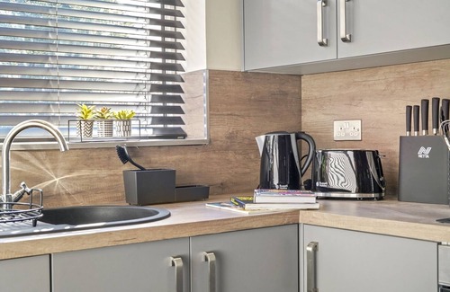 Golborne Cottage | Desert Orchid Cottage by Stone Pit Apartments
