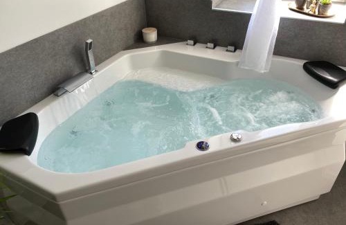 Oberdorla Apartment | Design-Apartment mit privatem Spa-Feeling & Kino