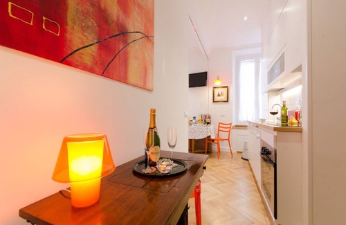 Testaccio Apartment | Design Apartment-Spotless-Rome cent-Bus & Metro-Airport train-AC-WiFi-Kitchen