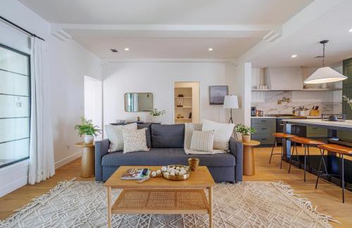 Valley Glen House | Designer 2 bed near Universal sleeps 8 hot tub