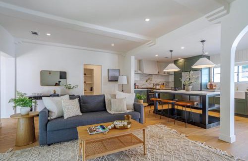 Valley Glen House | Designer 2 bed near Universal sleeps 8 hot tub